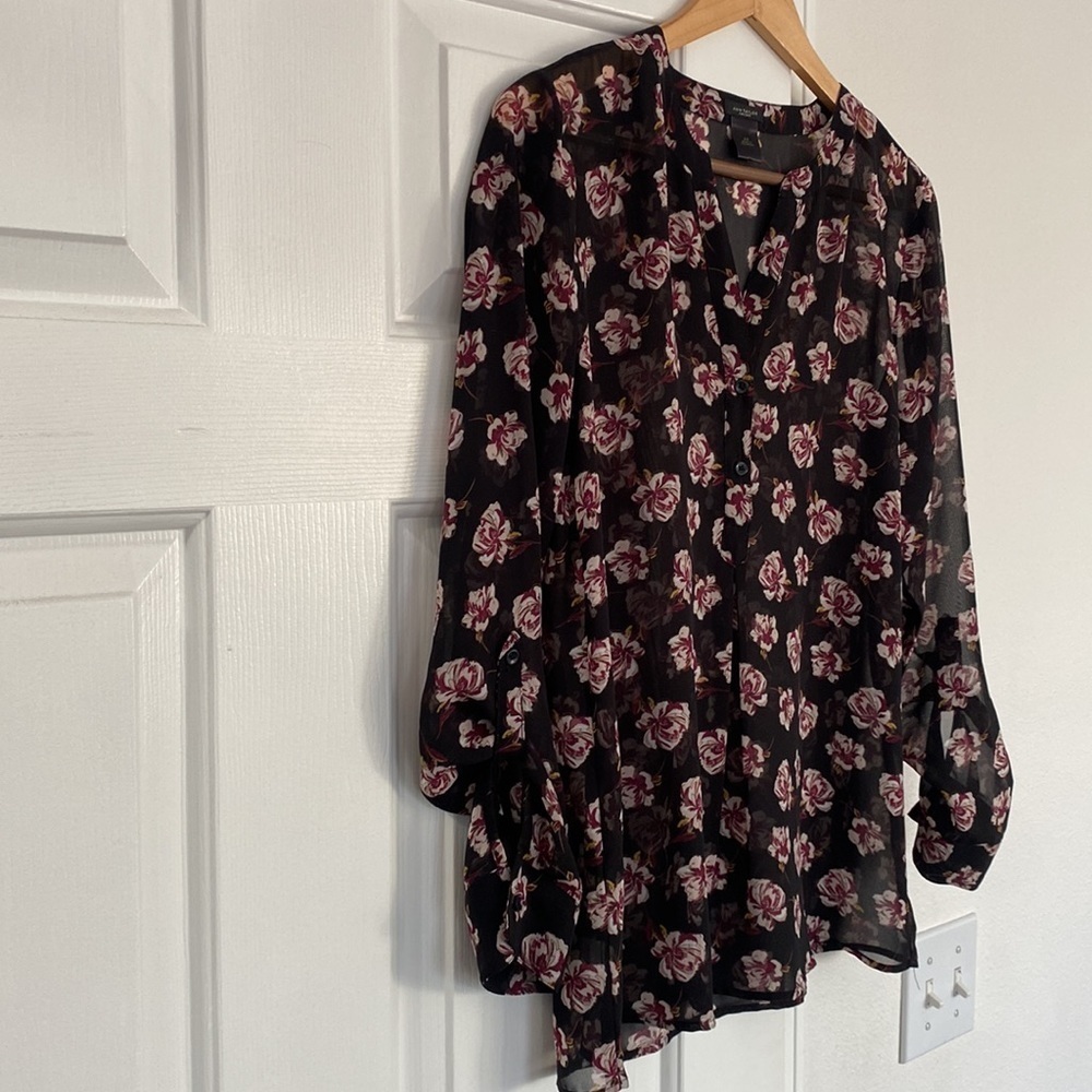 Ann Taylor Factory floral blouse with button and pleated front. - Picture 14 of 15